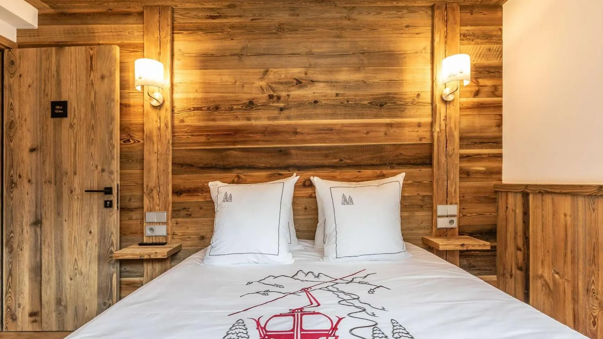 Chalet Spacieux Pres Des Pistes Avec Cheminee Et Wifi, Courchevel - Fr-1-631-224 0*,  France